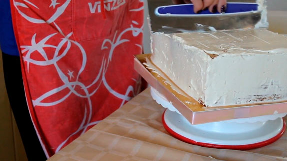 Выравниваем торт с помощью масляного крема... Торт Спартак: пошаговый фото-рецепт