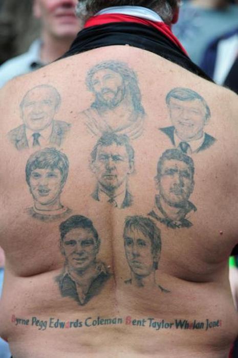 Самые нелепые татуировки футбольных фанатов (18 фото)