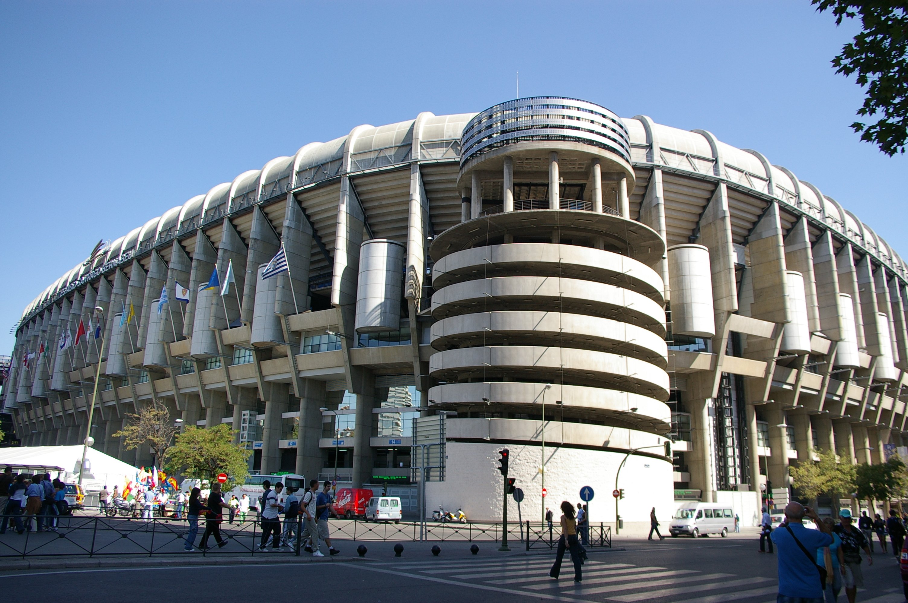 Estadio Santiago Bernabeu - vista exterior.jpg